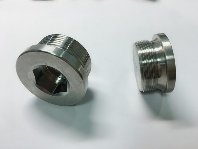 op maat gemaakte roestvrijstalen ringbout met RVS sleutelring